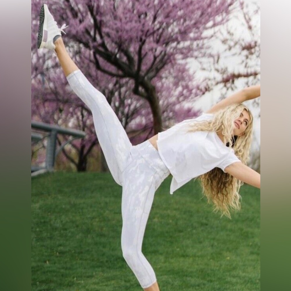 ZYIA White Reflective Camo Light and Tight Crop Pocketed Leggings Size 6-8